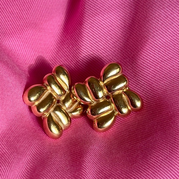 SOLD
Vintage Monet gold tone clip-ons - Picture 1 of 2